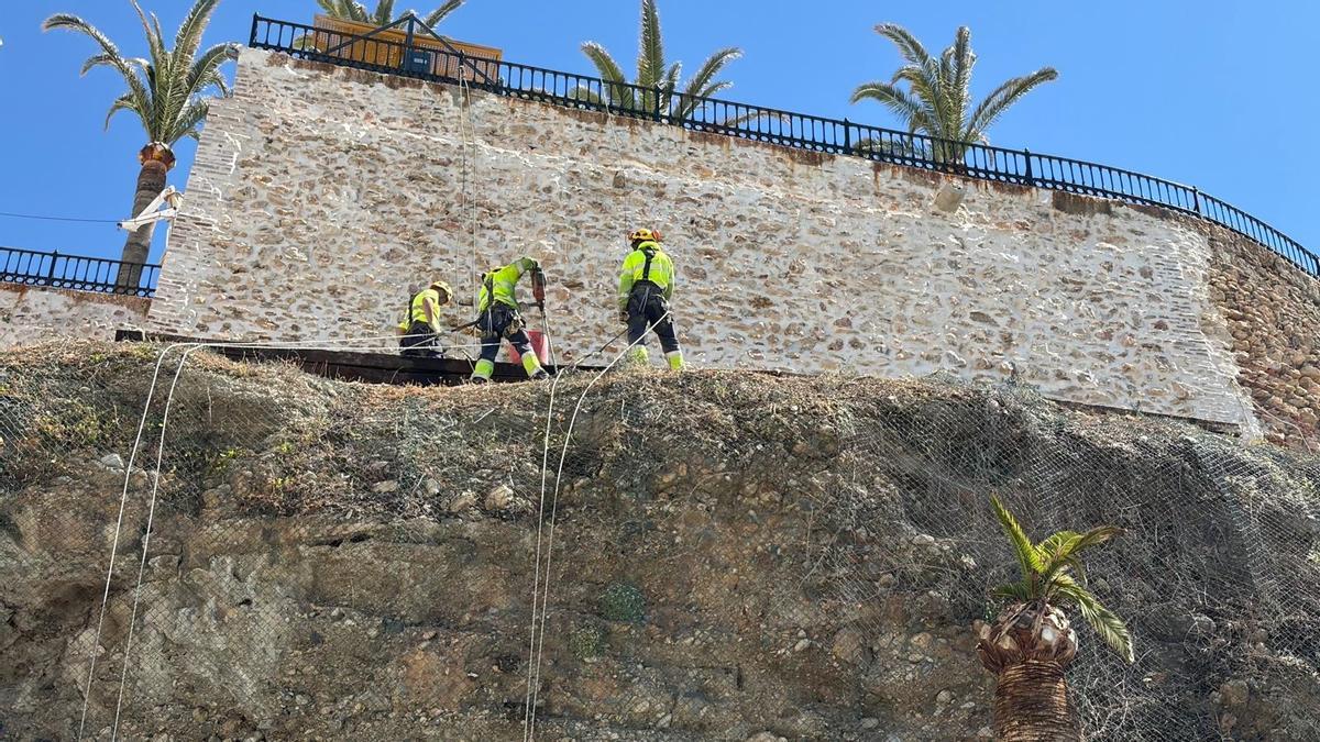Nerja ha iniciado las obras de estabilización parcial del talud del Balcón de Europa.