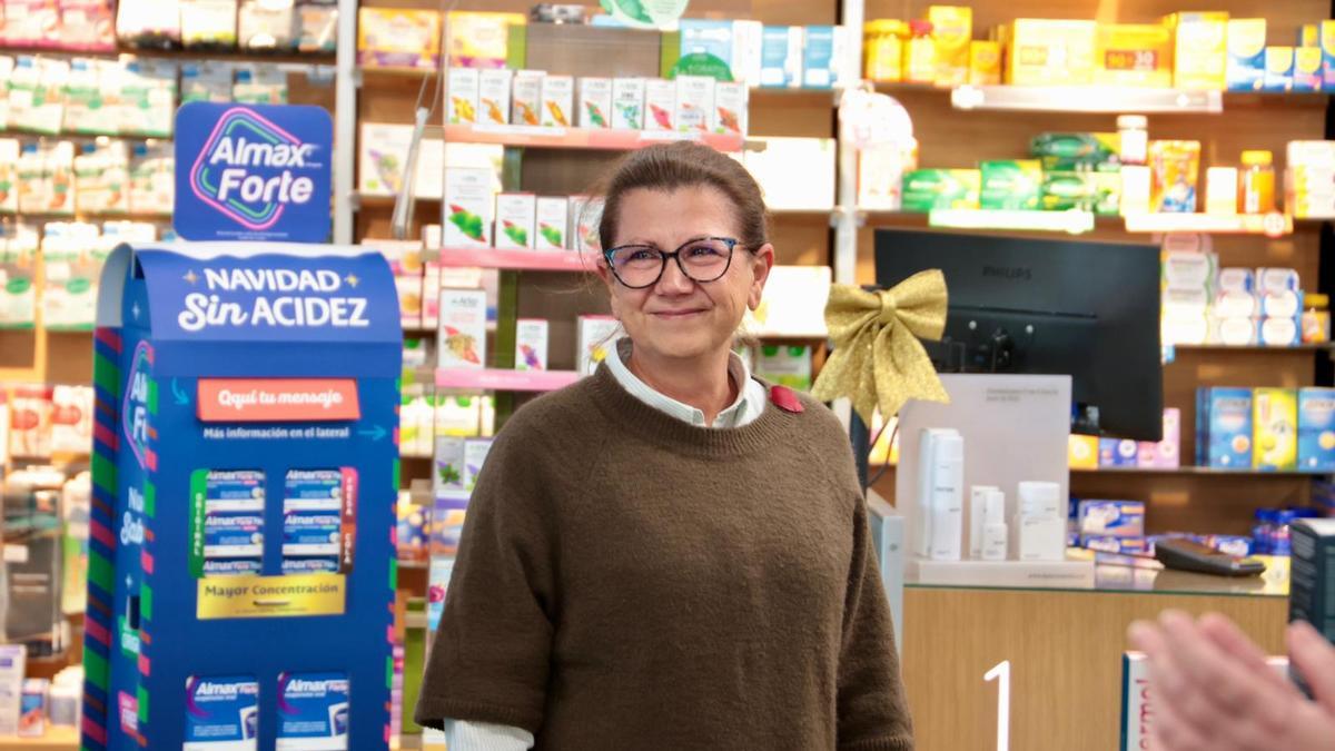 Lola, auxiliar de la farmacia Lloret, se jubila tras 50 años al servicio de Alicante