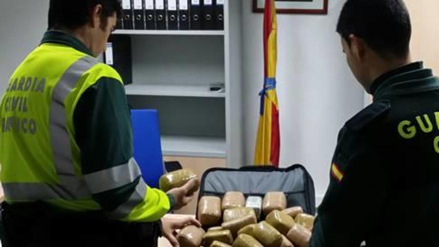 Dos guardias civiles hospitalizados tras ser agredidos al hallar 15 kilos de hachís