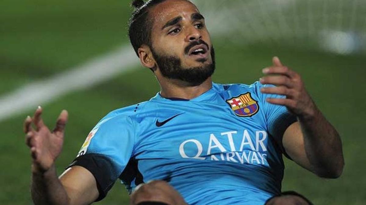 Douglas, con pie y medio fuera del Barça