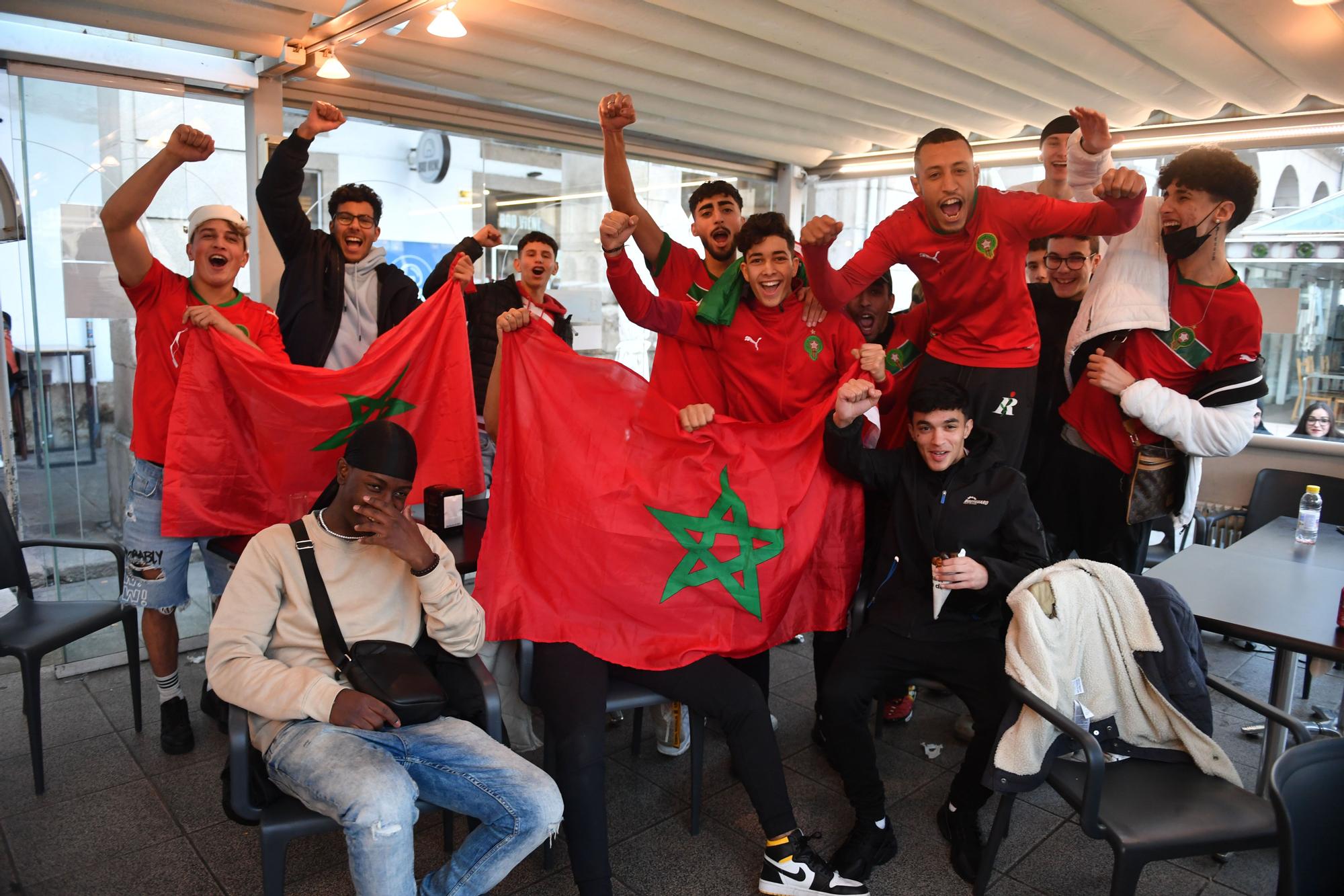 La afición marroquí en A Coruña celebra el pase de su selección a los cuartos del Mundial de Qatar