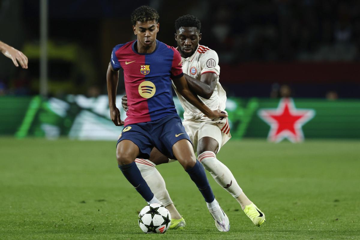Alphonso Davies y lamine Yamal en el partido de Champions League.