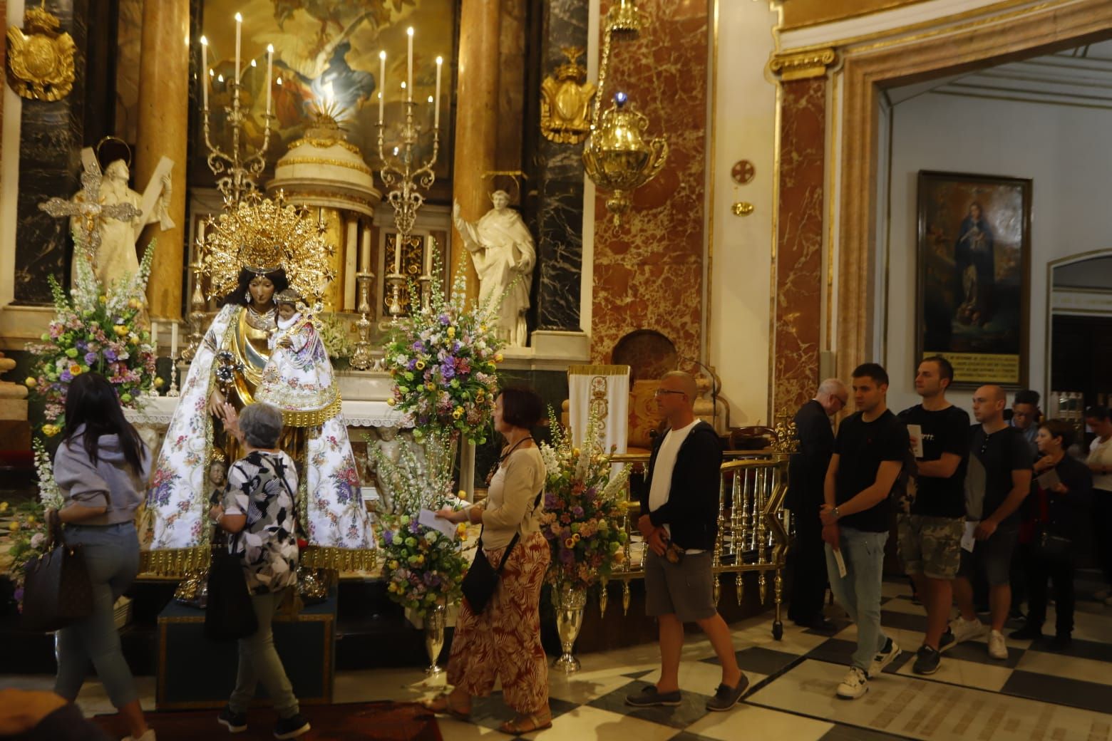 Comienza el Besamanos a la virgen pese al mal tiempo