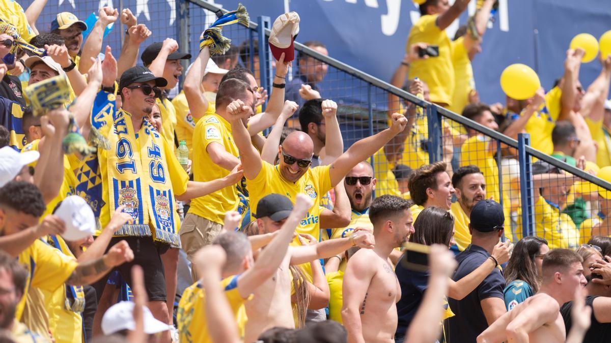 La afición de la UD Las Palmas celebra el gol.