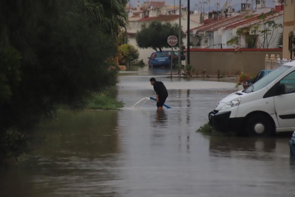 Una tromba de 100 litros por metro cuadrado anega Torrevieja