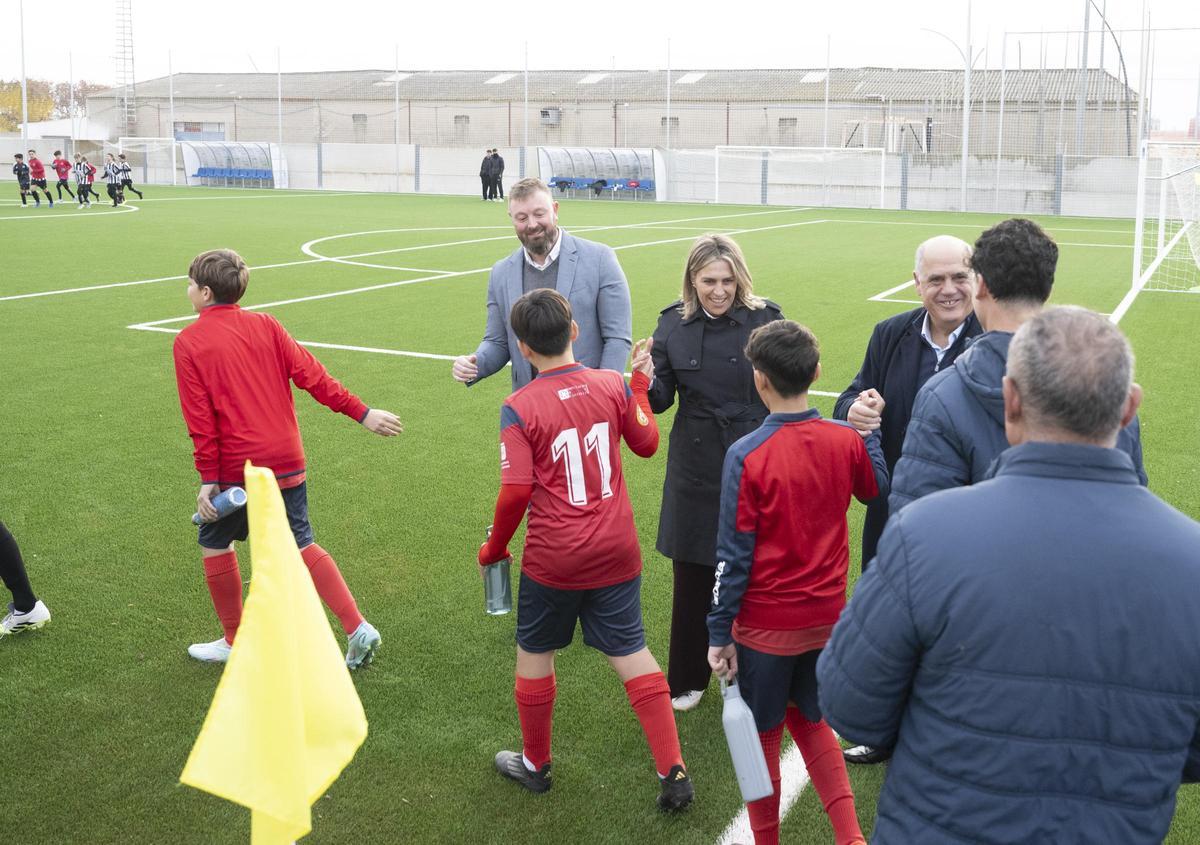 Iván Sánchez, Marta Barrachina y Juanma Cerdá saludando a los jóvenes jugadores.