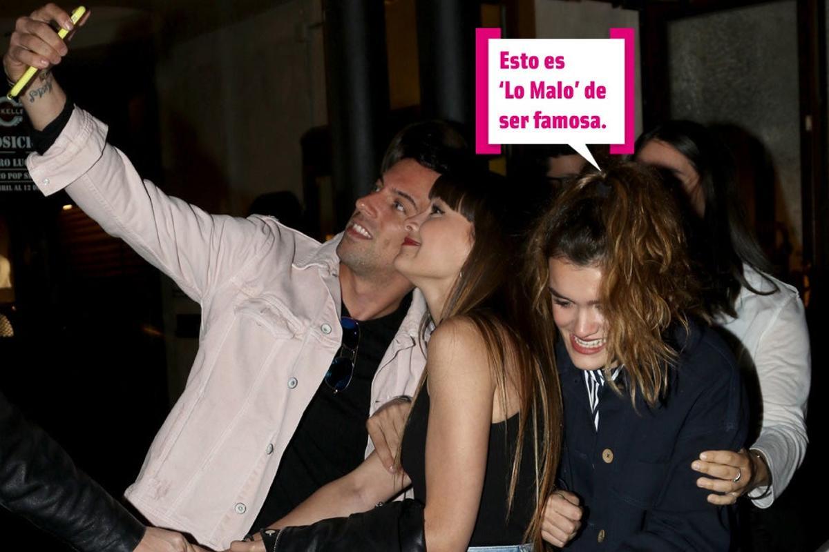 Aitana se hace fotos con los fans