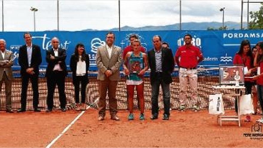 Zarazua, que era la cap de sèrie número 1 del torneig, en la cerimònia final del torneig.