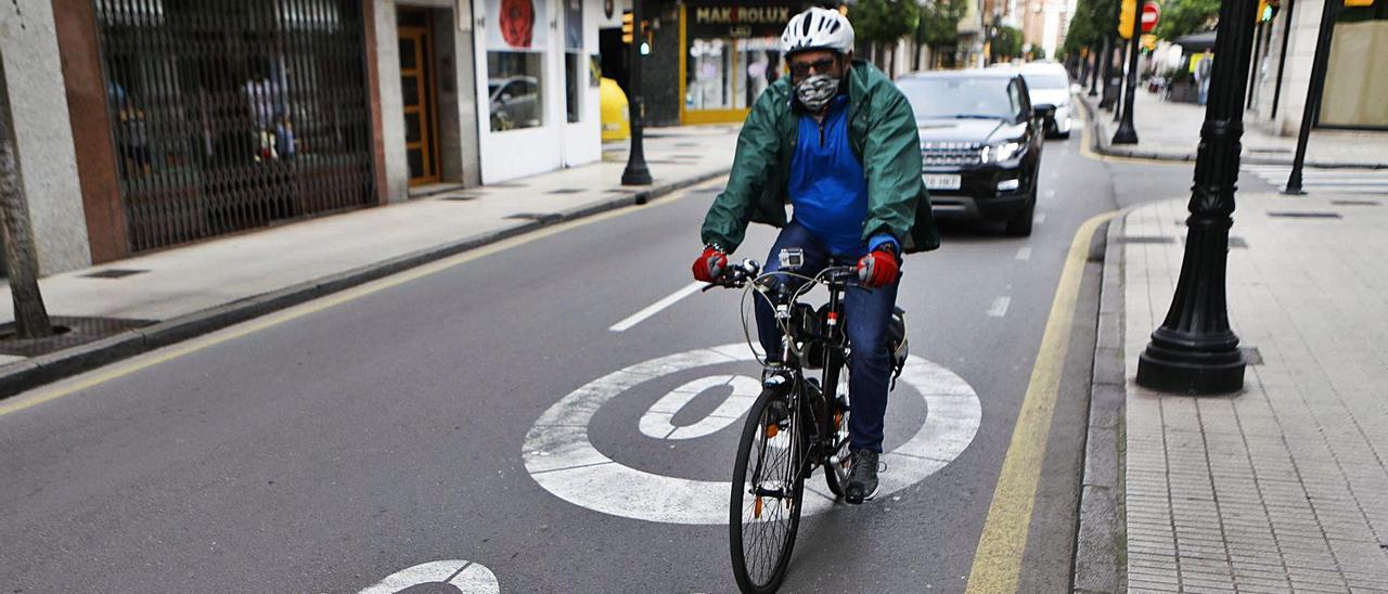 Santiago García, en el ciclocarril de la avenida de la Costa.