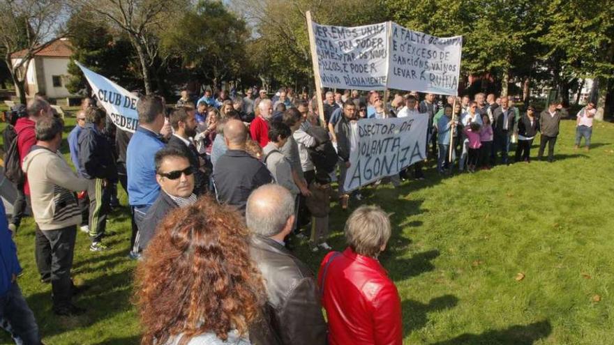 Protesta de la flota de volanta frente a la sede de la Xunta para reclamar más cuotas, en 2015. // X. Álvarez