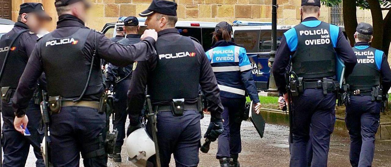 Agentes de la Policía Local y de la Nacional, durante una intervención en el Antiguo.