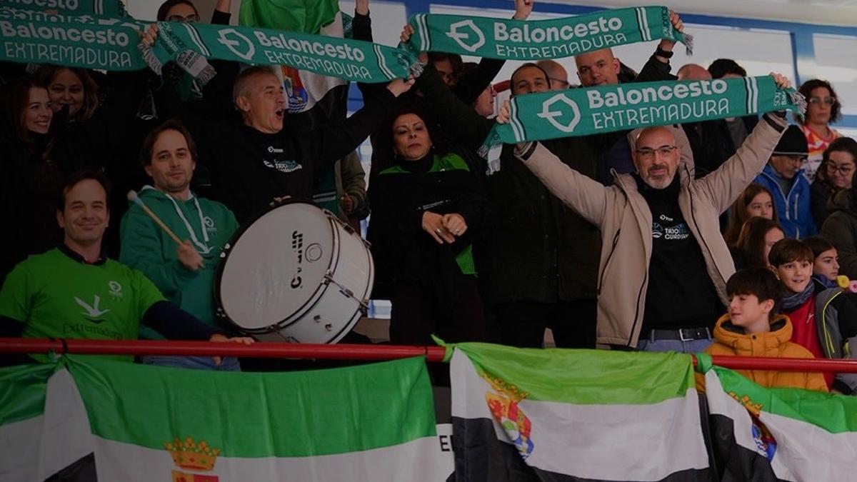 Seguidores de los equipos extremeños, en Zaragoza.