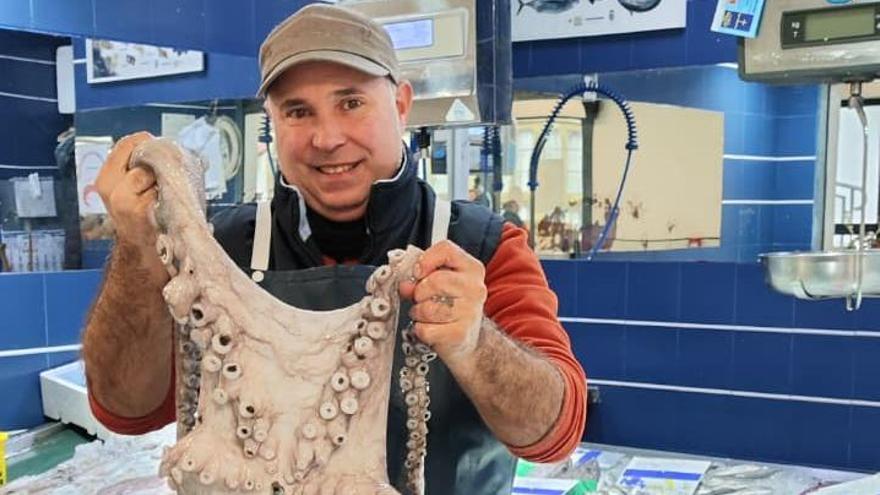 Roberto Mon con el ejemplar.