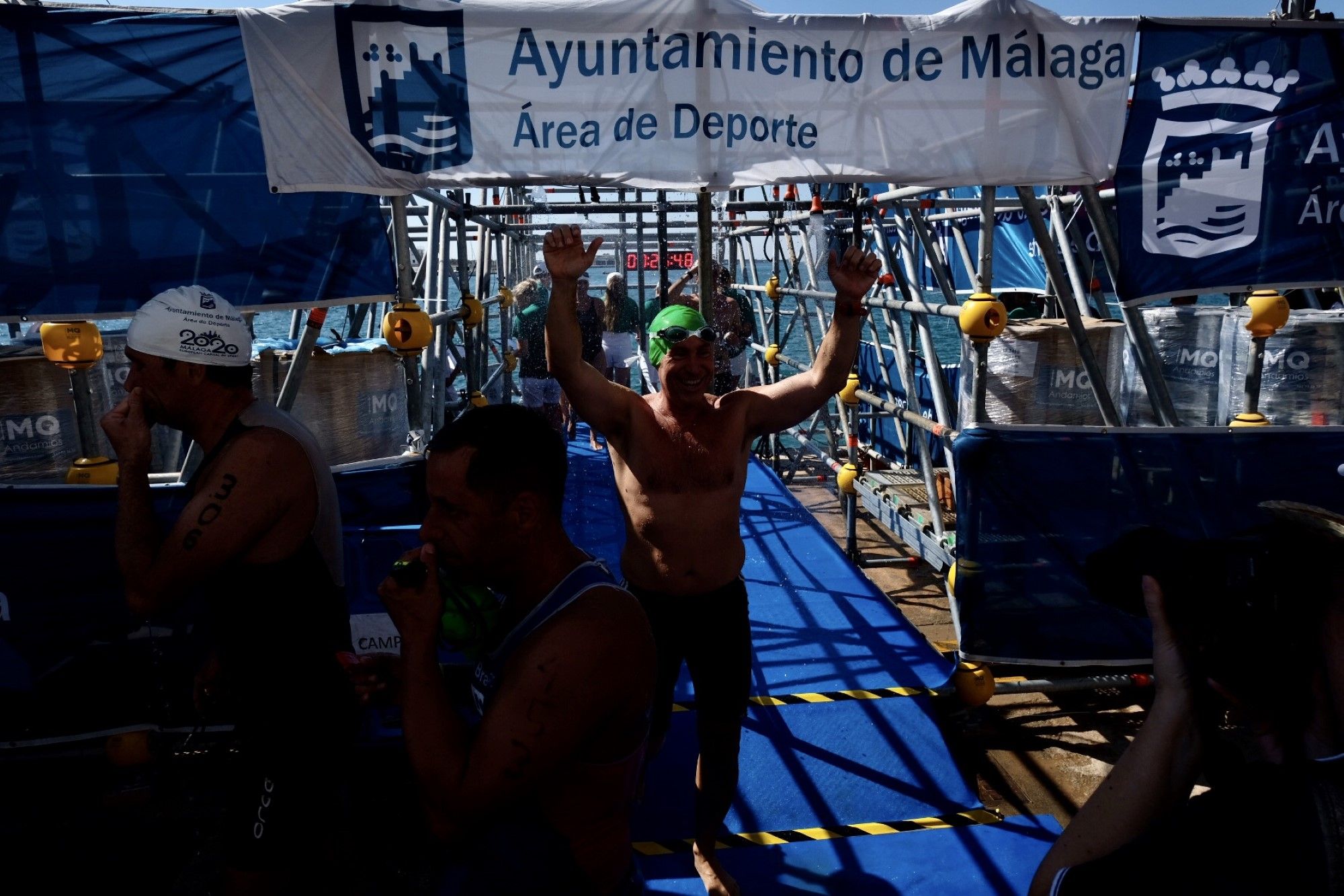 El alcalde De la Torre vuelve a participar en la travesía a nado del Puerto de Málaga