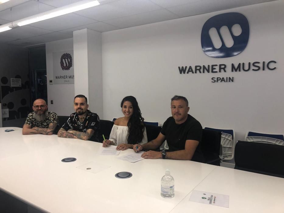 La cantante eldense Shakira Martínez firma con Warner Music.