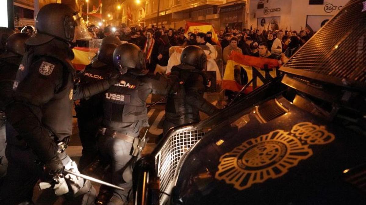 Un momento de la actuación policial en la noche del 15 d enoviembre en la calle Ferraz de Madrid