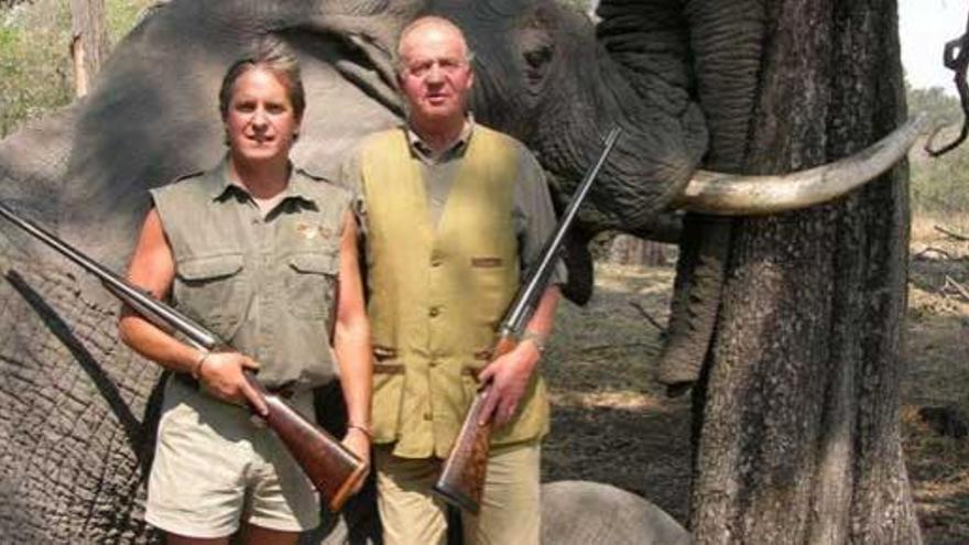 El Rey Don Juan Carlos posa junto un elefante cazado en Botsuana