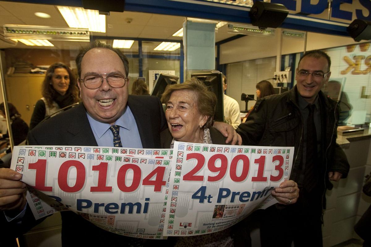BARCELONA 22-12-2009 LOTERIA JORDI Y MARIA TERESA VALDES HAN REPARTIDO UN TERCER Y CUARTO PREMIO DE LOTERIA EN SU ADMINISTRACION DE LES RAMBLES FOTOGRAFIA DE JOAN CORTADELLAS. JUEGOS DE AZAR , LOTERIAS , LOTERIA DE NAVIDAD 2009 , SORTEO EXTRAORDINARIO , PREMIOS , PREMIO , TERCERO , 3 , CUARTO , 4 , ADMINISTRACIONES , ADMINISTRACION DE LOTERIA VALDES , CELEBRACION , CELEBRACIONES , EN LA IMAGEN JORDI GARCIA VALDES , MARIA TERESA VALDES _ PUBLICADA SORTEO DE NAVIDAD 23/12/2009 P 5 _ GENERAL, PLANO _ CELEBRACION DE TRIUNFO
