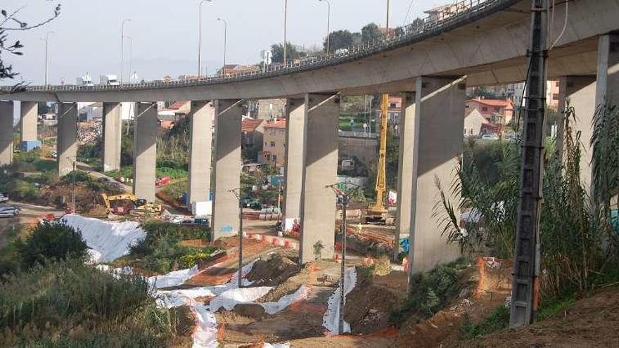 Obras de ampliación de la AP-9 bajo el puente de Rande. // FdV