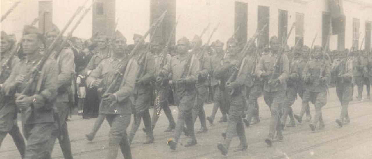 Desfile militar en los primeros momentos de la sublevación franquista en la capital grancanaria.