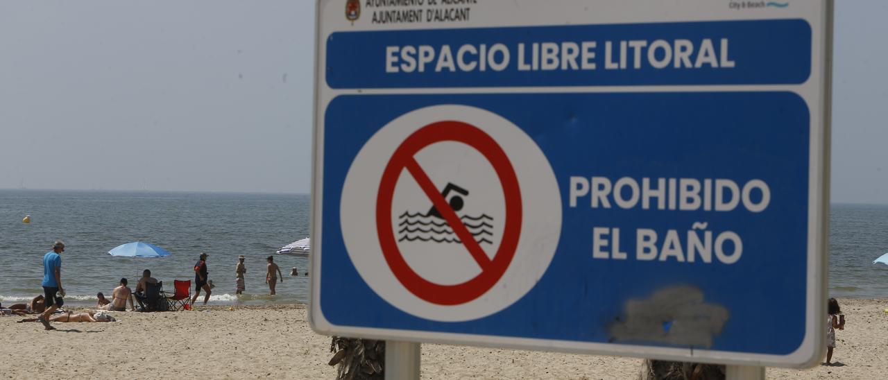 Cartel de prohibido el baño en la playa de San Gabriel, a primeros de julio