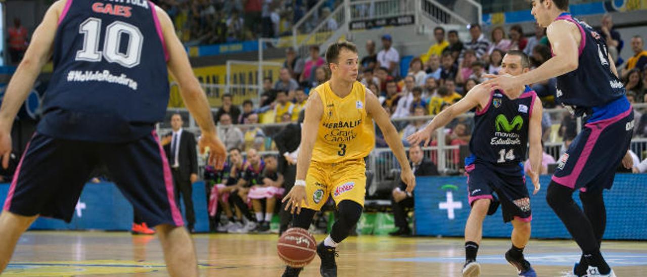 El base Kevin Pangos bota delante de Salgado y Hernangómez.