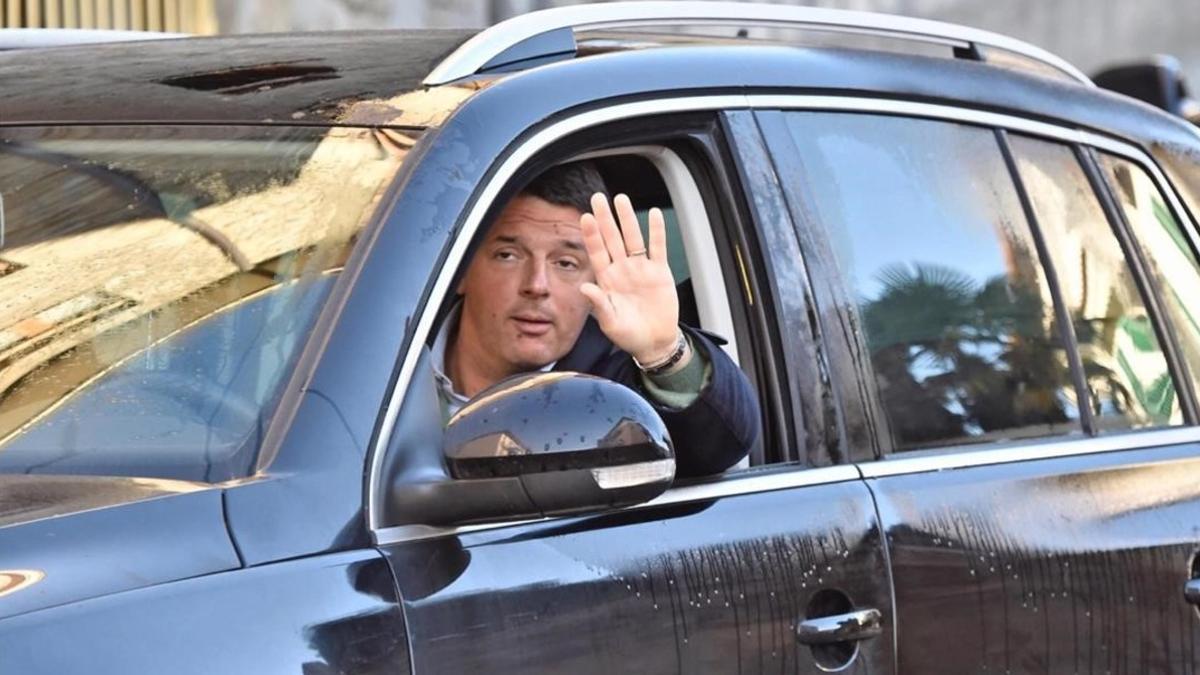 Matteo Renzi saluda desde su coche un día después de presentar su dimisión, en Pontassieve, cerca de Florencia, el 8 de diciembre.