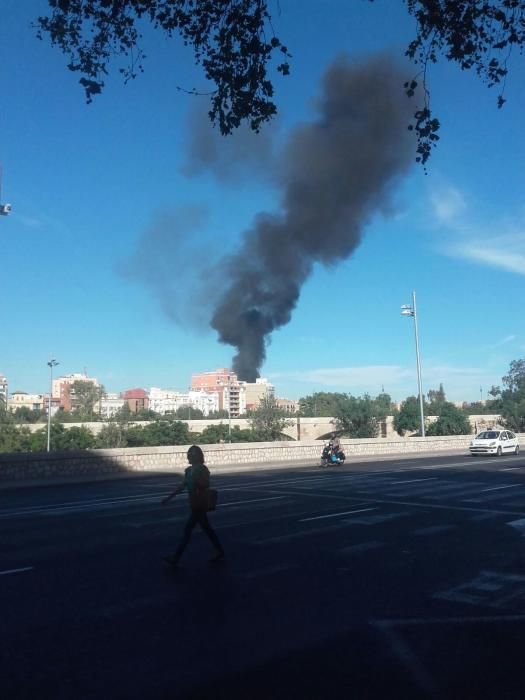 Columna de humo por el incendio de Valencia.