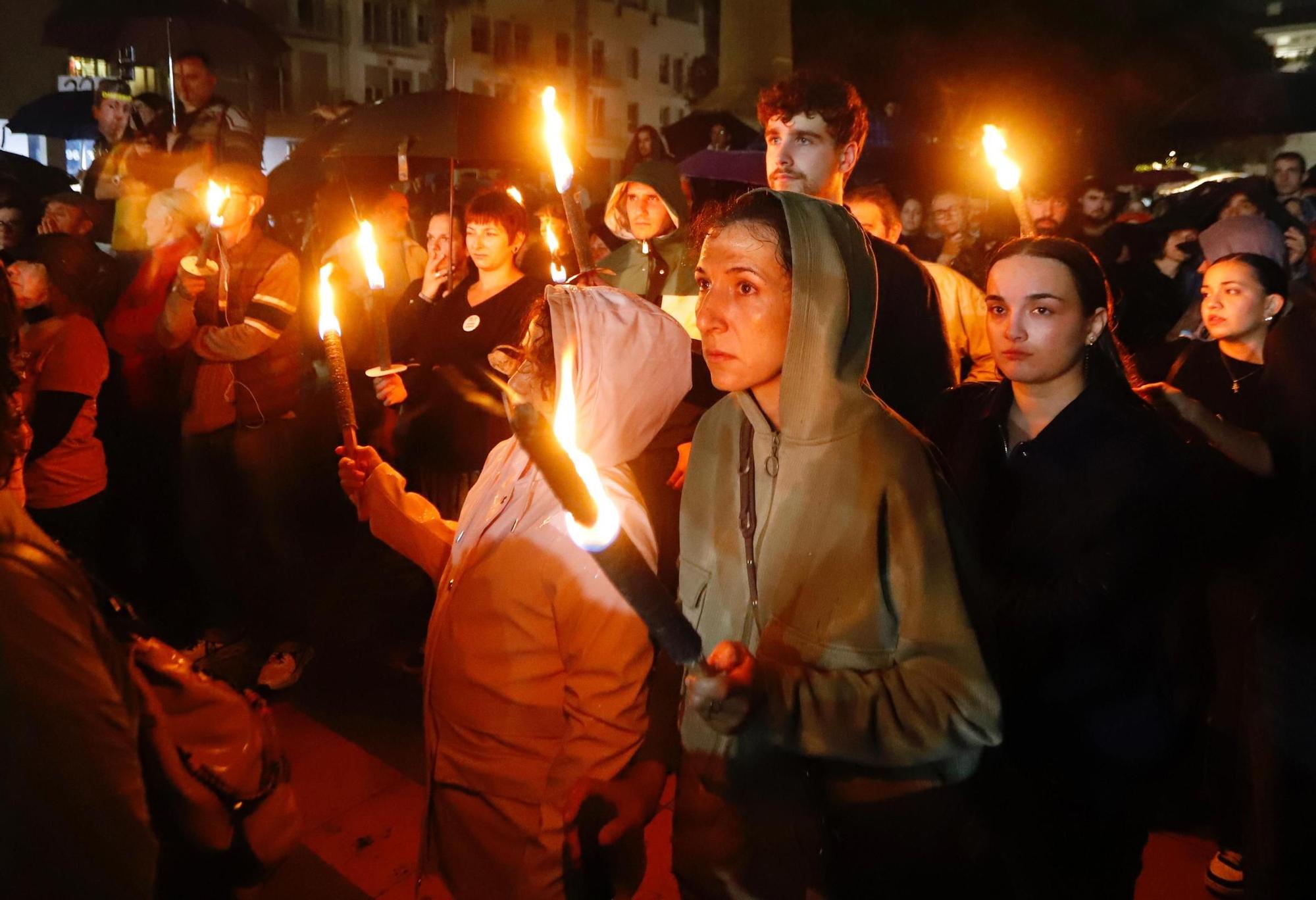 Una marcha con antorchas recorre los pueblos de l'Horta Sud entre gritos contra Mazón