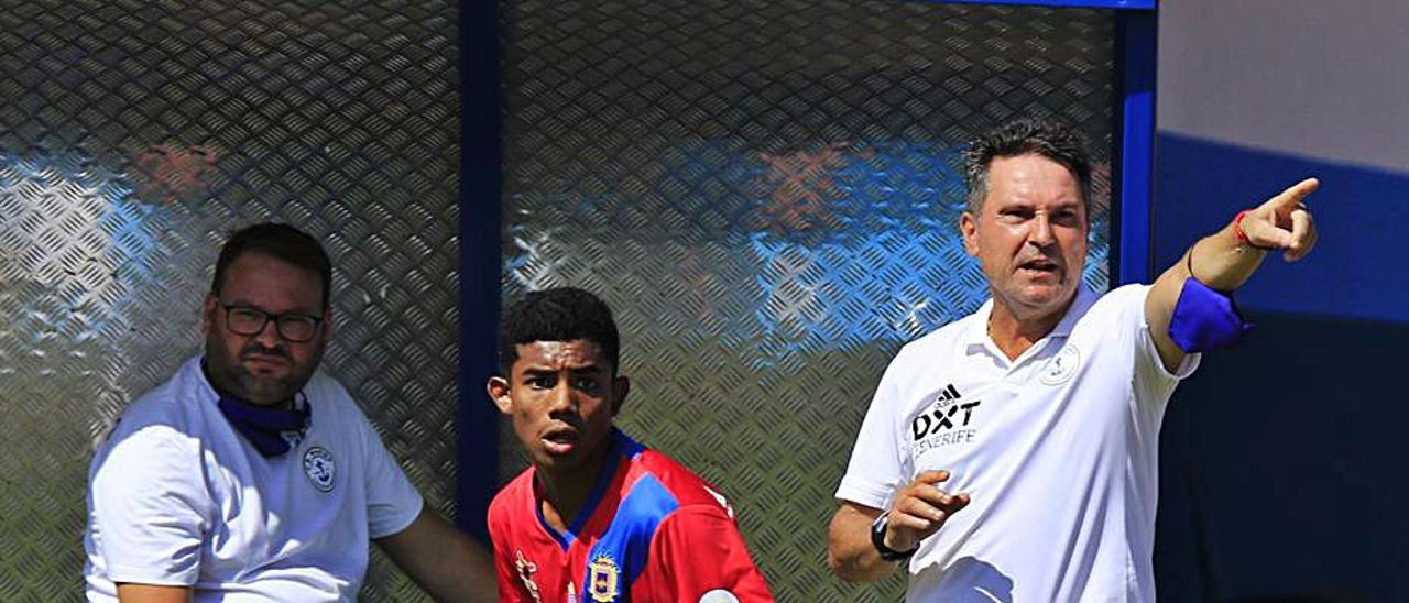 Kiko de Diego, técnico del Marino, dando indicaciones a sus jugadores.