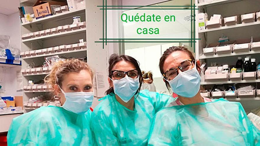 A la izquierda, Ana Belén Riera, profesora del CEU de Elche, junto a dos compañeras del Servicio de Urgencias del Hospital de la Vega Baja.