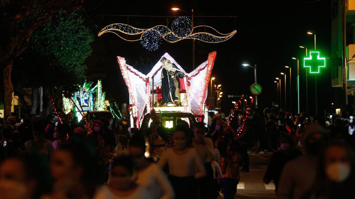 Melchor mira hacia quienes ven la cabalgata desde los balcones