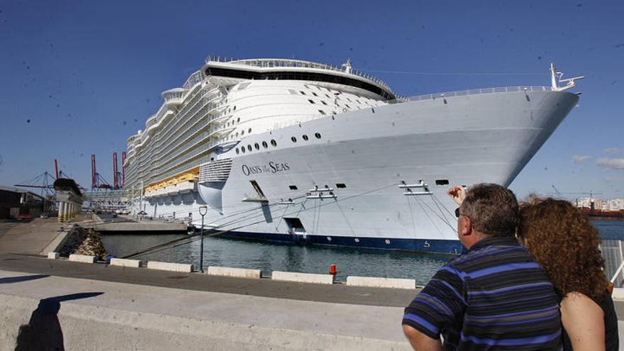 El Oasis of the seas, atracado en el Puerto de Málaga.