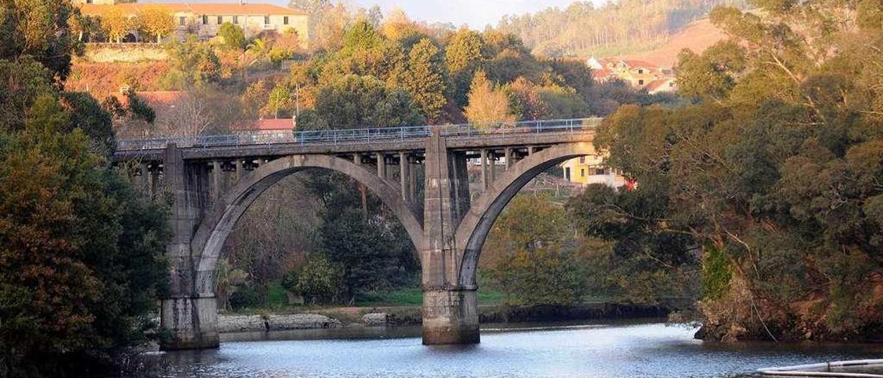 El viejo puente del tren, con el monasterio de Lérez al fondo. // R. Vázquez