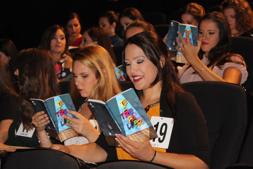 Las candidatas a fallera mayor de València visitan el concurso de teatro fallero