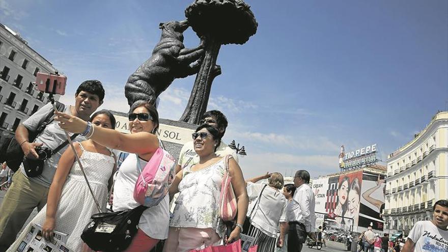 Llegan menos turistas pero gastan más gracias a Madrid y Barcelona