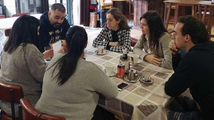 Imagen facilitada por el PSOE de su reunión con representantes de las trabajadoras.