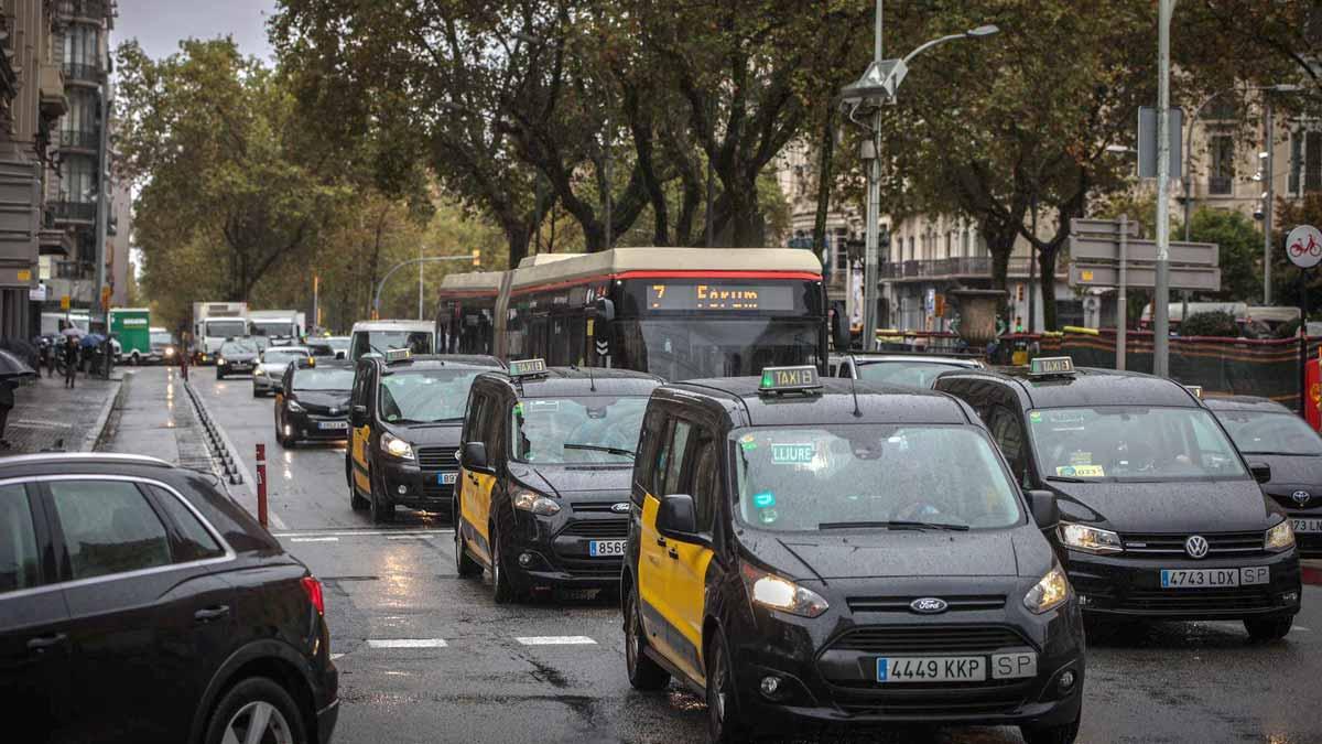 Atasco en la Gran Vía de Barcelona.