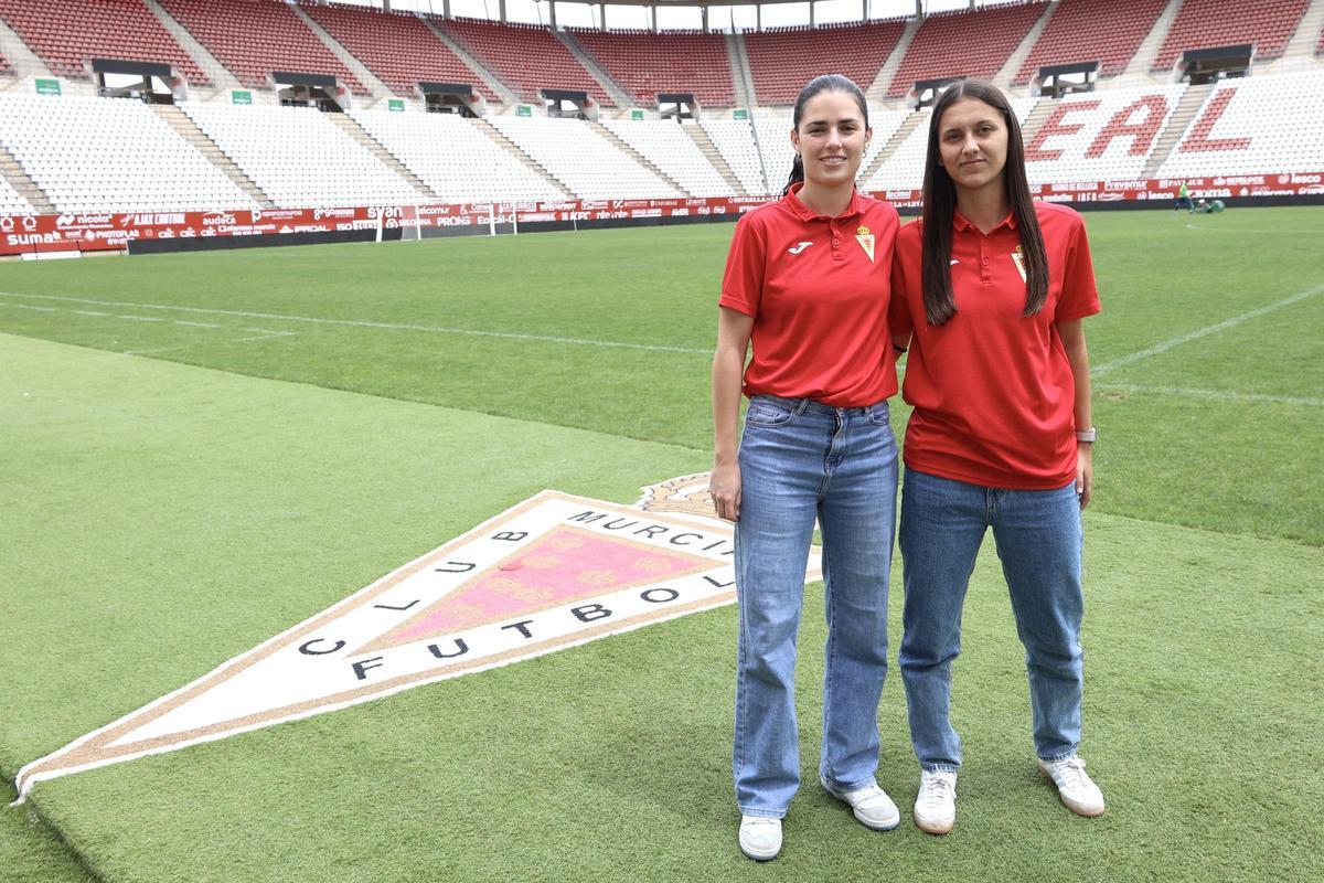 Las capitanas de los equipos femeninos del Real Murcia, sobre el césped del estadio