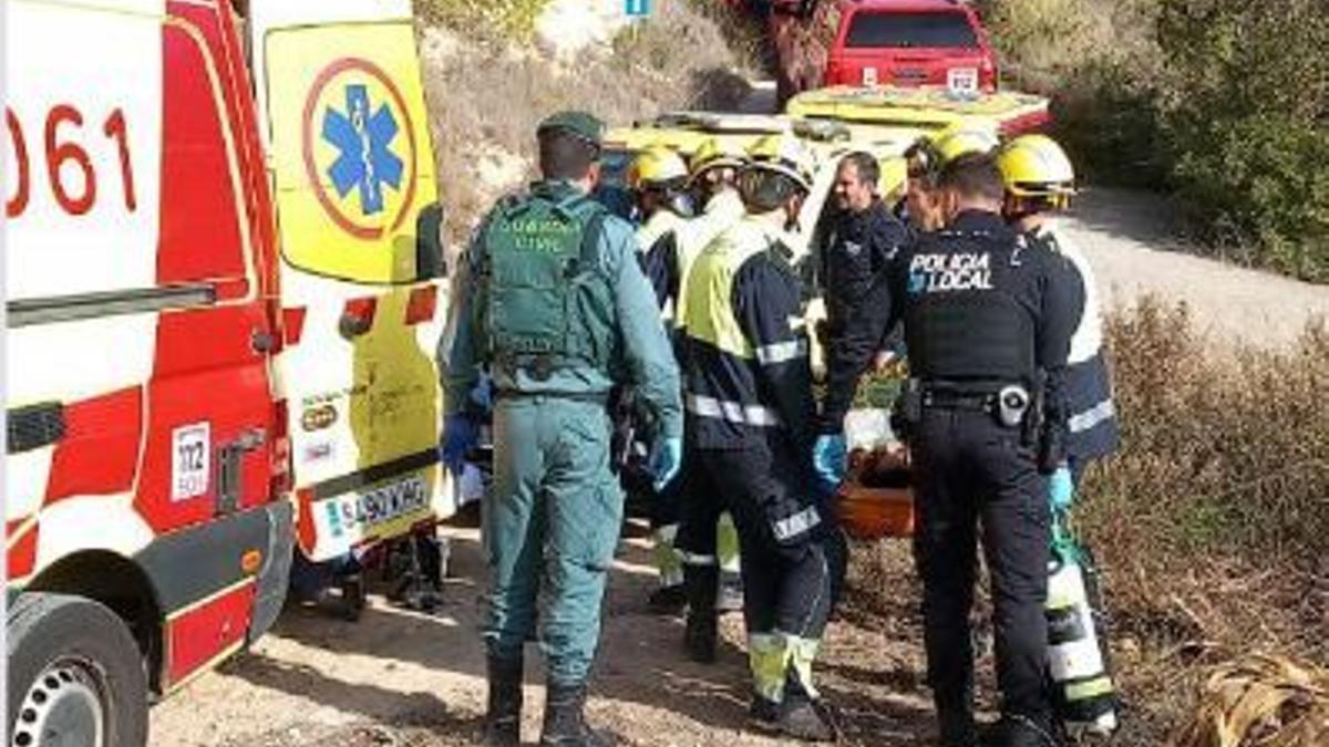 Bomberos portean a la mujer mordida por una manada de pitbull en Felanitx.