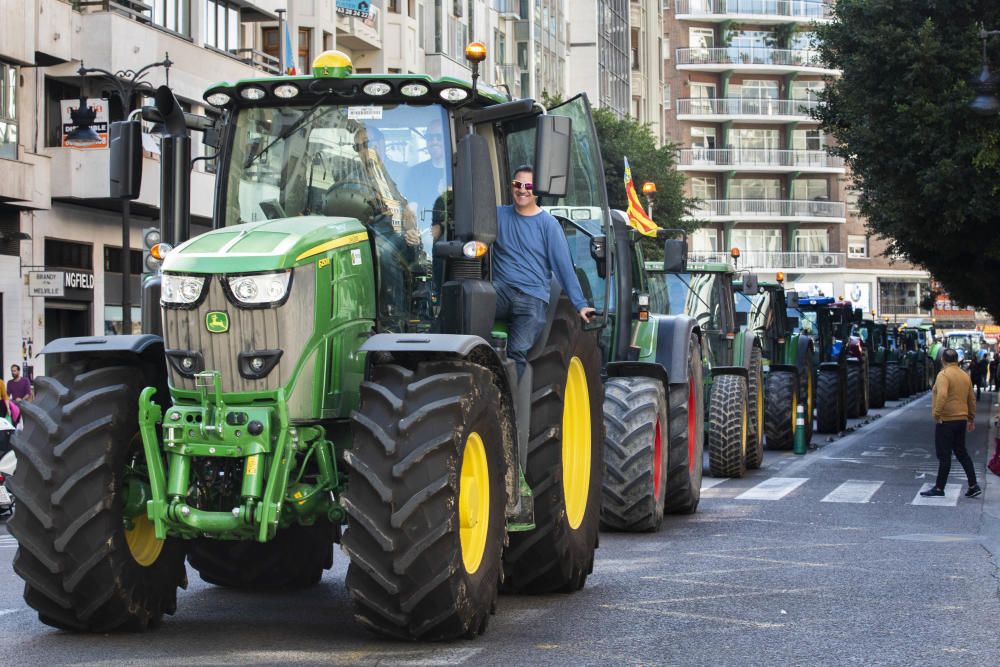 FOTOS: La tractorada de los agricultores toma València