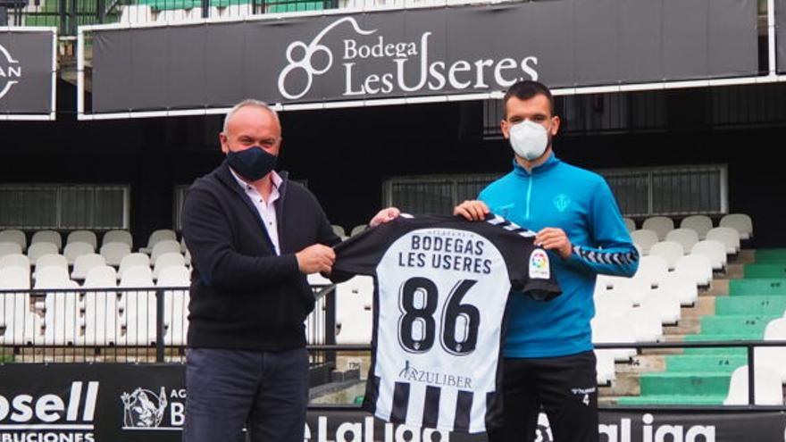 Adrián Lapeña, con Vicente Bellés, gerente de Bodega Les Useres.