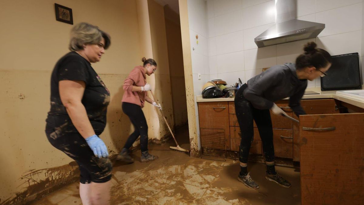 Un afectado del municipio valenciano de Aldaia : “Los vecinos hicieron un agujero en el techo para salvar a mi madre”