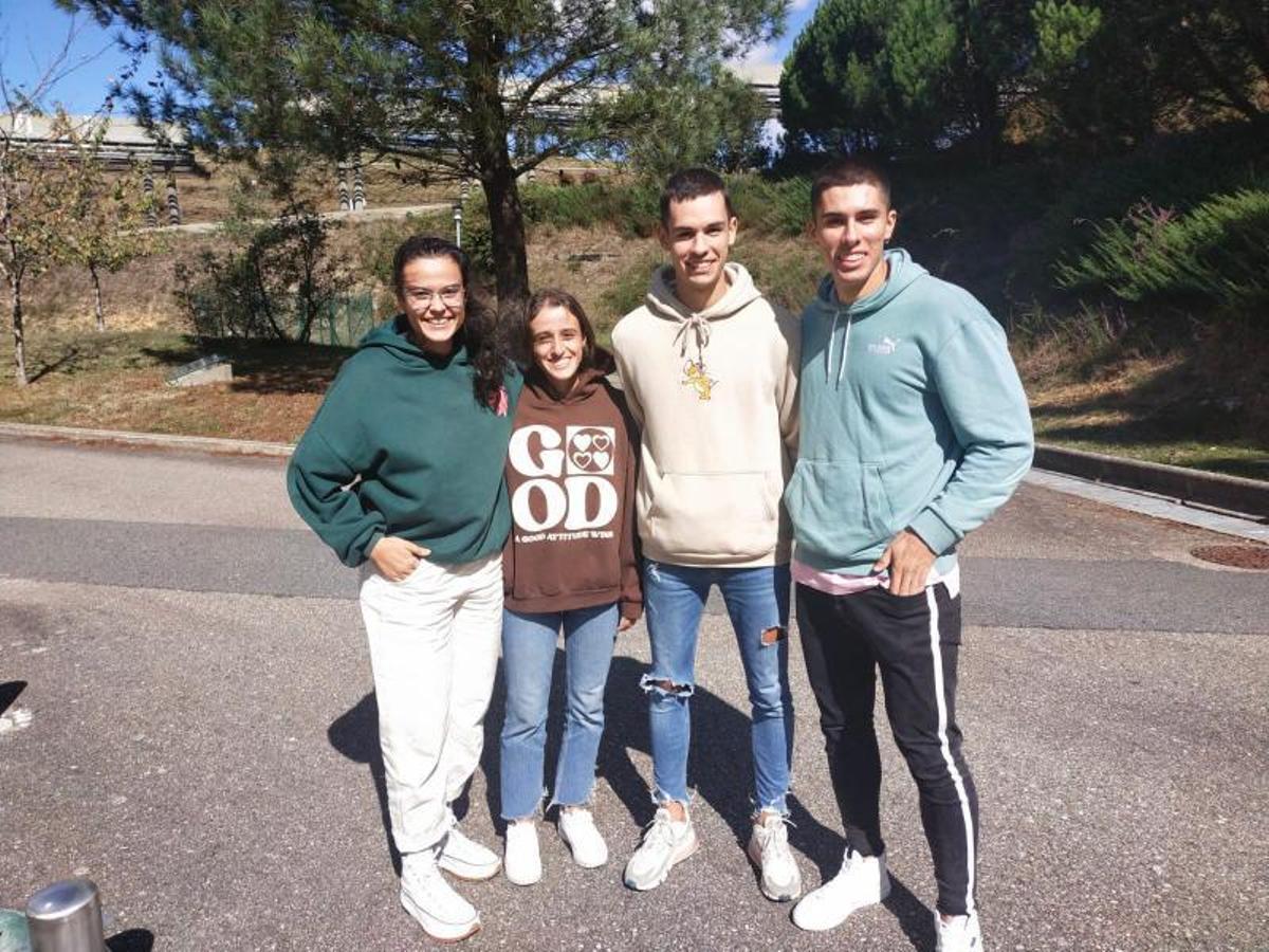 Carolina, María, Anxo y Adrián, tras concluir el examen de oposición, ayer.   | // FDV