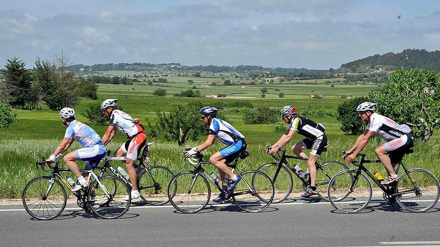 Mallorca dispone de una extensa red de caminos y carreteras para la práctica segura del cicloturismo.