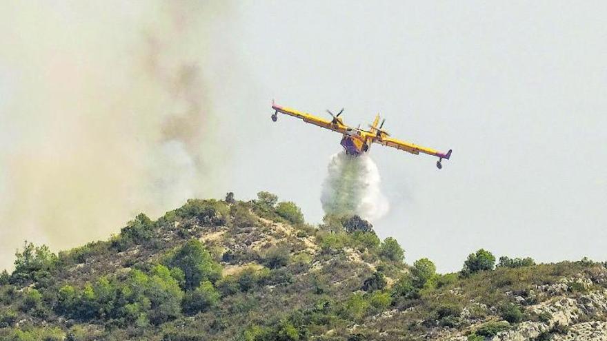 Una avioneta participa en las tareas de extinción del incendio de Llutxent, en 2018. | REUTERS