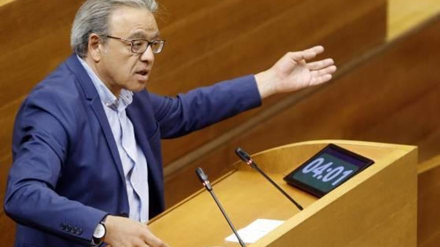 El socialista Manolo Mata durante una intervención desde la tribuna de las Cortes Valencianas.