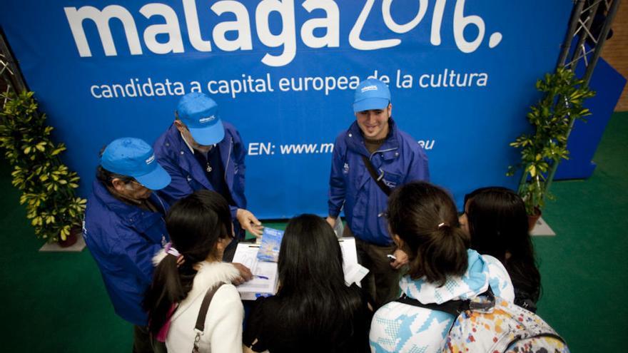 Voluntarios ante un cartel de la candidatura para 2016. l. o.