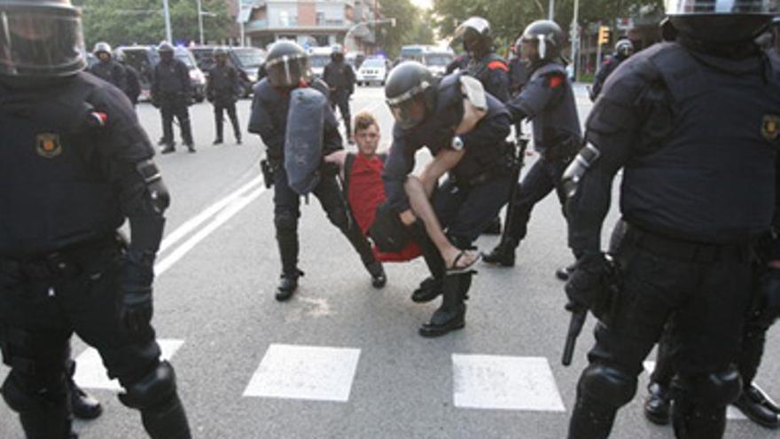 Fuerte despliegue policial ante los indignados que intentan bloquear el Parlamento catalán