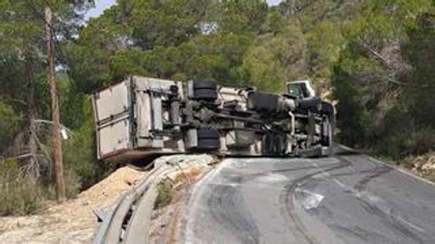 Cortada la carretera de Cala Tarida tras volcar un camión
